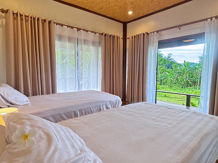 Bedroom with twin beds